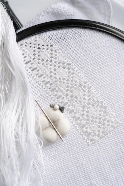 detaliu broderie manuala